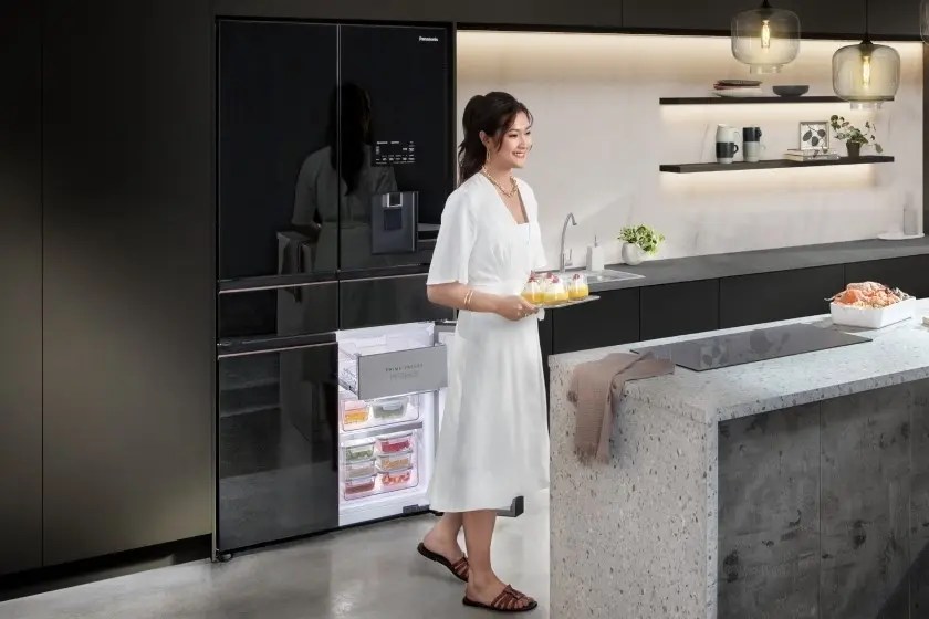 ดีไซน์ 6 ประตูของตู้เย็น Panasonic NR-WY720ZMMT