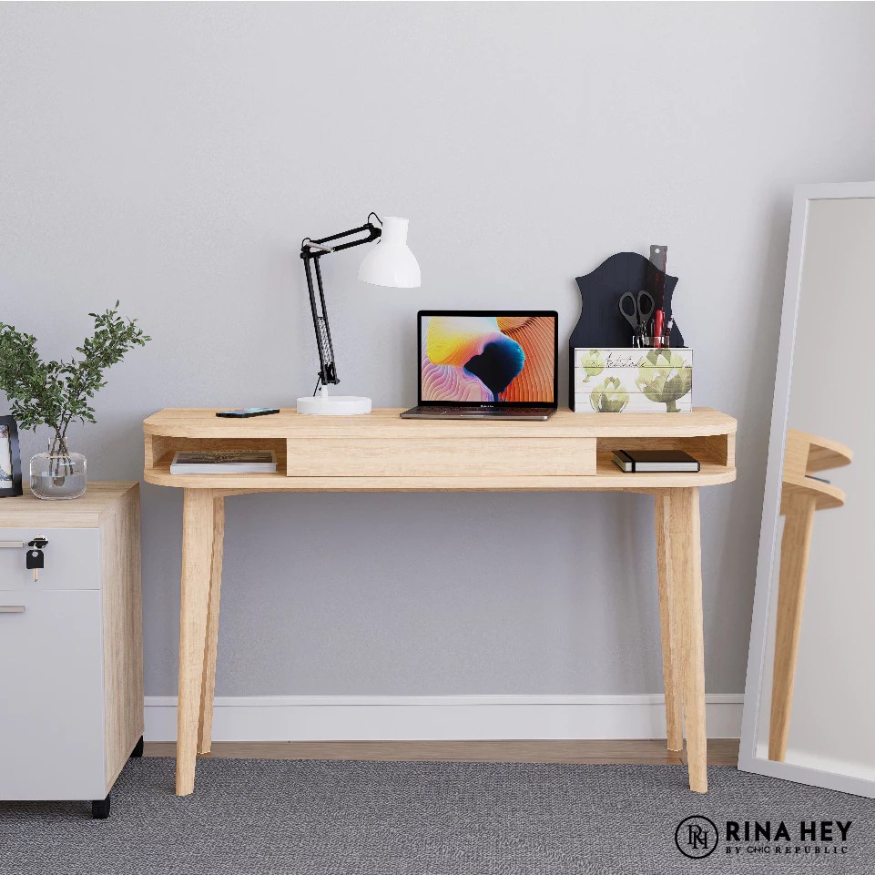 โต๊ะทำงาน Rina Hey MOKKA ในห้องที่ตกแต่งอย่างสวยงาม
